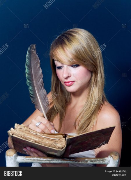 Девушка в перьях