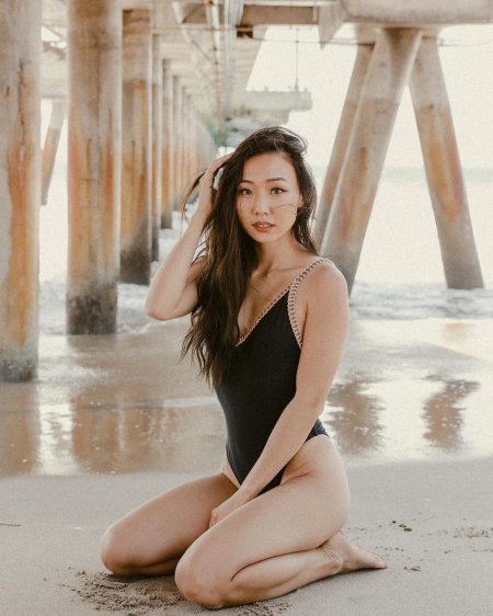 Азиатские девушки красивые фигуры на полу