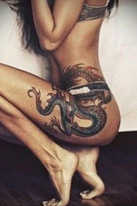 Тату дракон на бедре