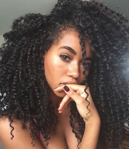 Девушка темнокожая