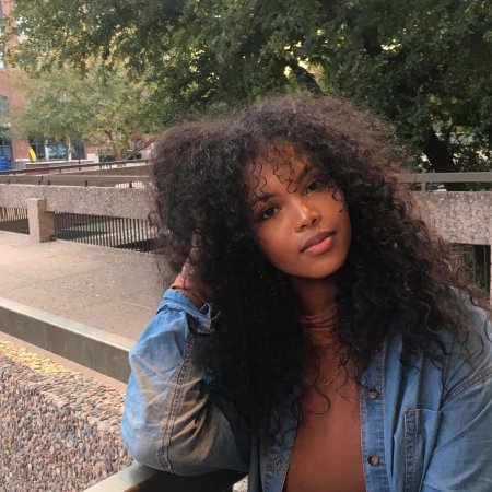 Кудрявые девушки с челкой