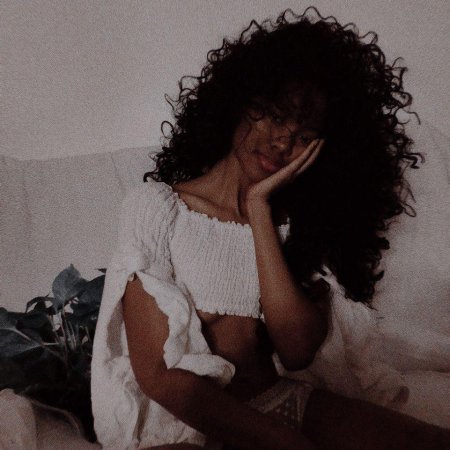 Красивая кудрявая девушка