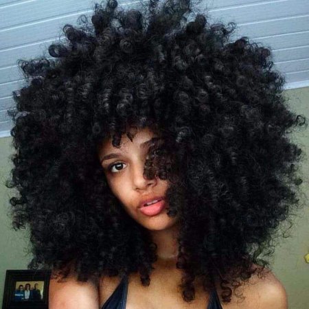 Девушка с афро кудрями