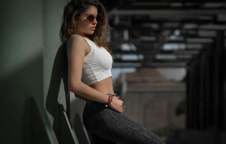 Девушка в топике