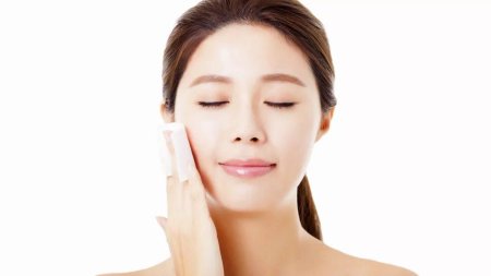 Девушка с кремом на лице