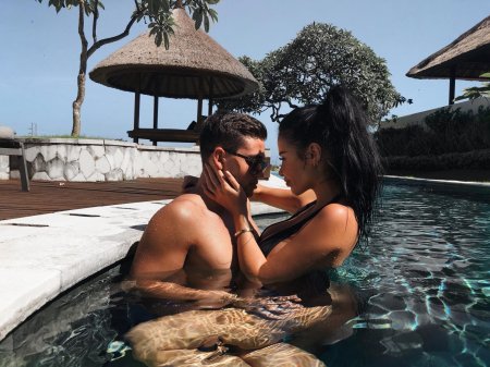 ««Паррееннь ИИ ддеввуушкка ВВ баассййннне