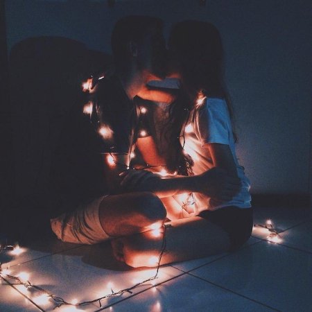 Парень и девушка с гирляндой