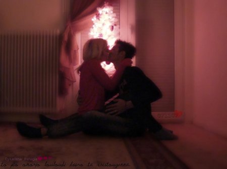 Парень с девушкой в темноте