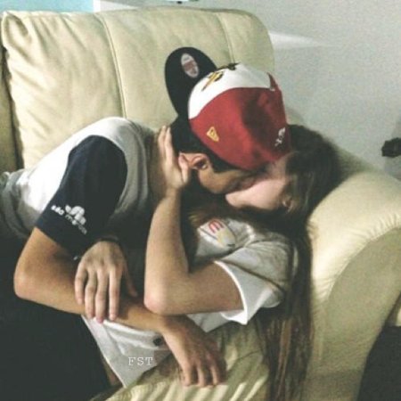 Парень в кепке с девушкой