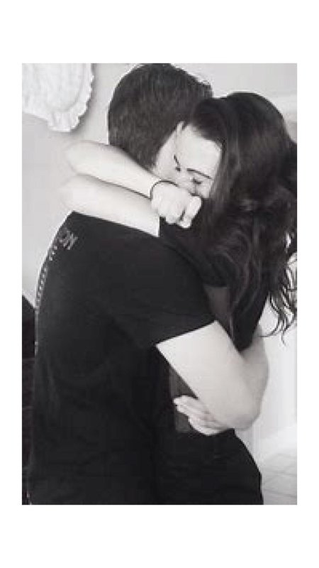 Парень крепко обнимает девушку