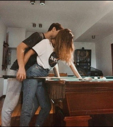 Парень с девушкой дома