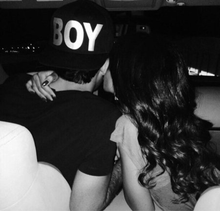 Девушка брюнетка с парнем