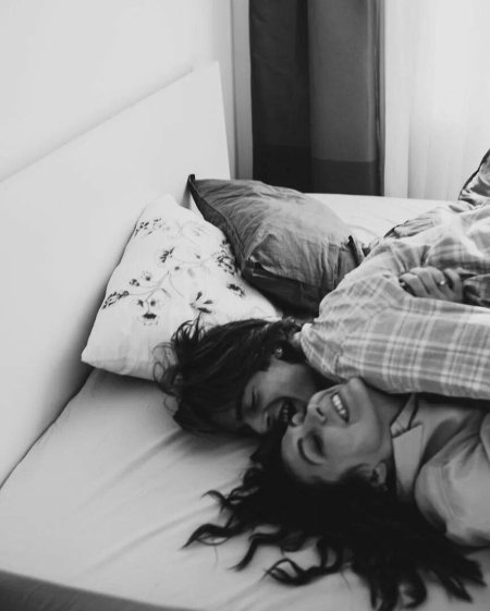 Парень и девушка в кровати