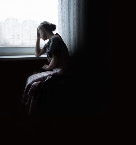 Женщина грустная