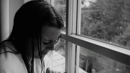 Плачущая девушка у окна