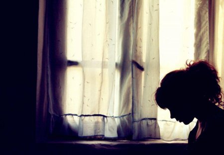 Одинокая женщина у окна