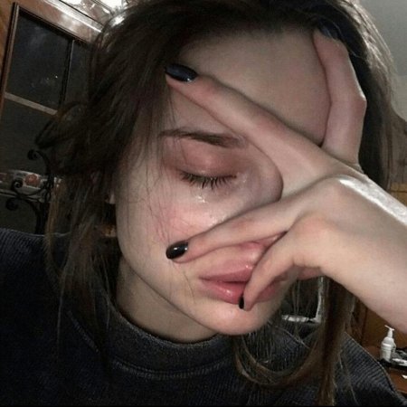 Плачущая девушка эстетика