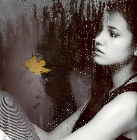 Девушка грустит