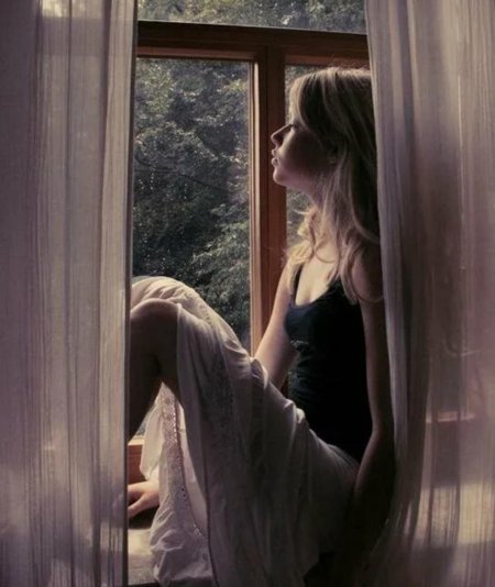 Девушка на подоконнике