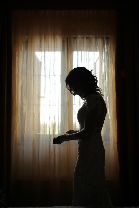 Женский силуэт в окне