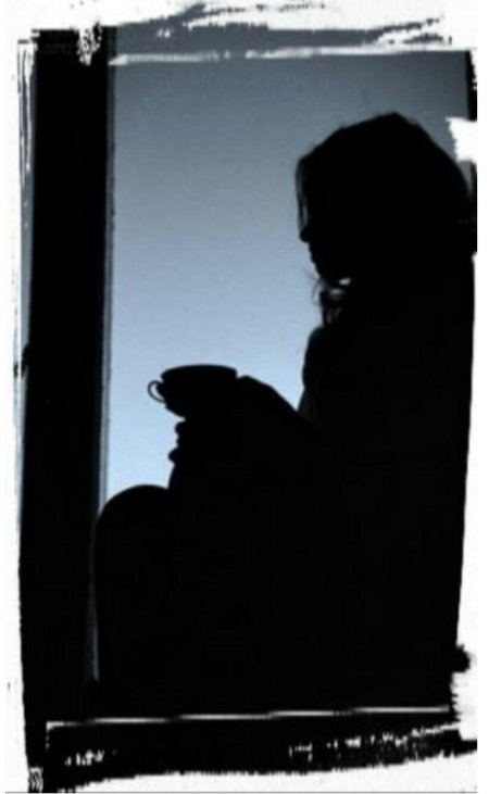 Силуэт девушки у окна