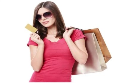 Девушка с покупками