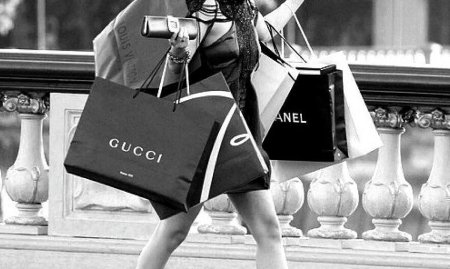 Девушка с пакетами