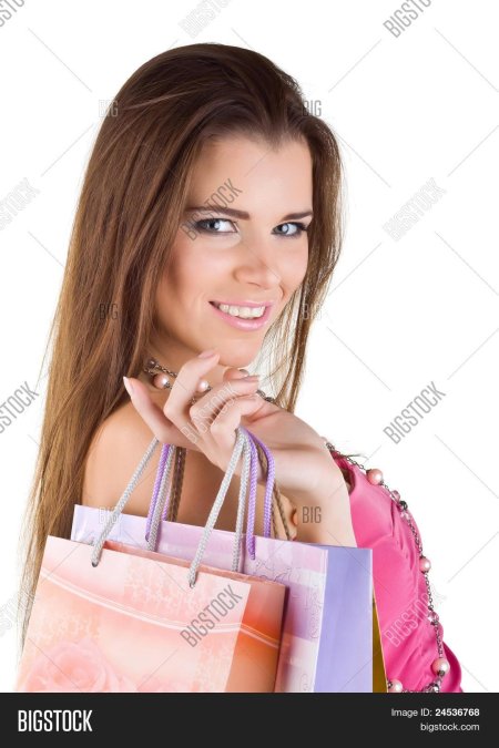 Девушка с белым пакетом