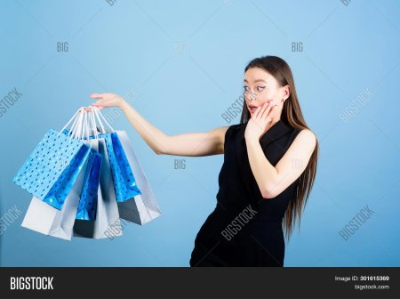 Девушка с пакетами
