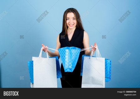 Девушка с пакетами покупок
