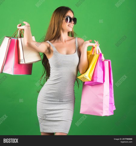 Девушка с покупками