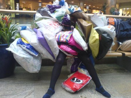 Люди с кучей пакетов и сумок