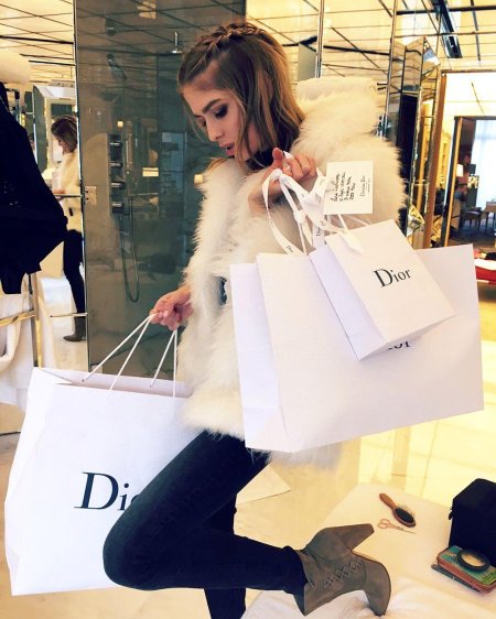 Девушка с пакетами