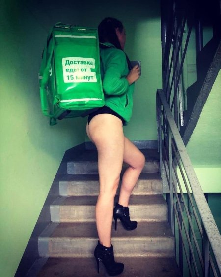 Девушка доставщик