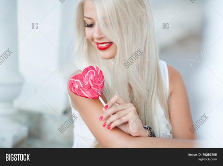 Блондинка с сердечком