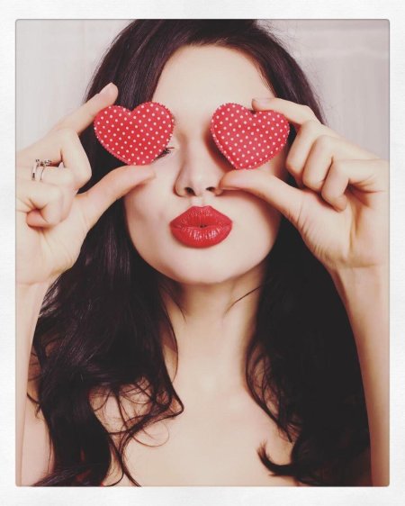 Картинка женщина в очках красных сердечками
