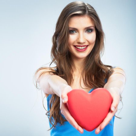 Девушка показывает сердце