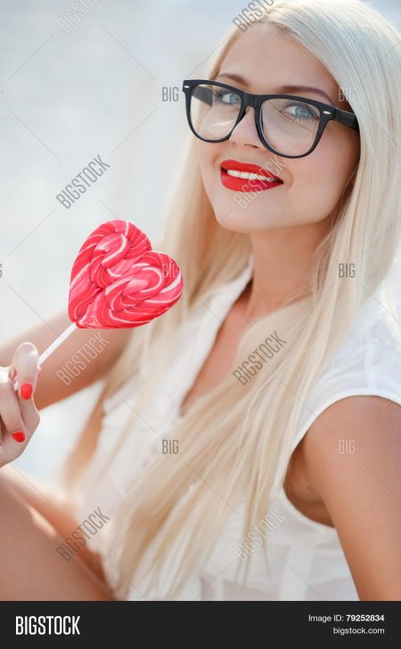 Блондинка с леденцом