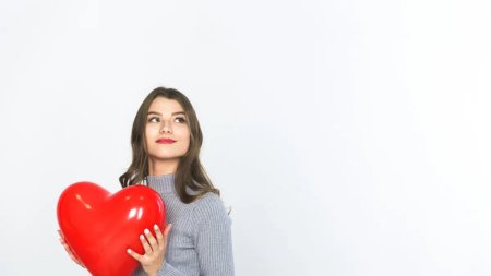 Девушка с шаром сердце