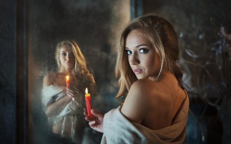 Девушка в зеркалах