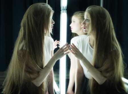 Девушка в зеркале