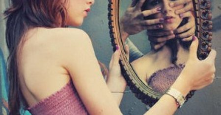 Девушка в зеркале