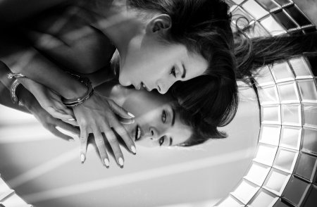 Девушка целует свое отражение