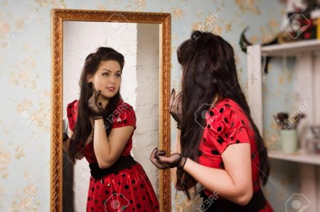 Девушка в зеркале