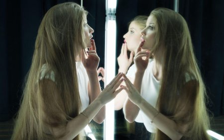 Девушка в зеркале