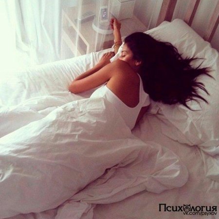 Девушка спит