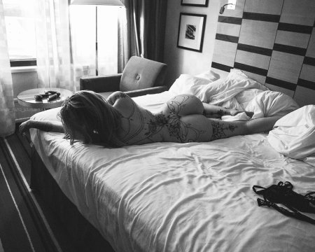 Красивые попки на кровати