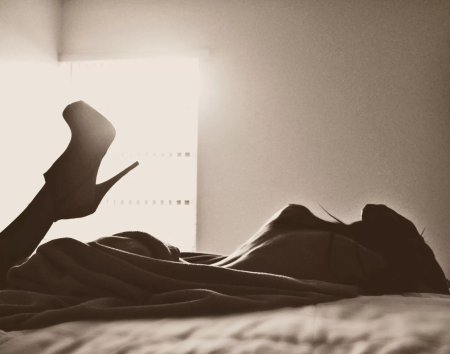 Красивая тень девушки