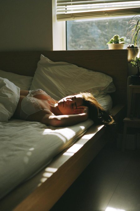 Девушка спит