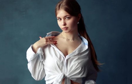 Красивая молодая девушка